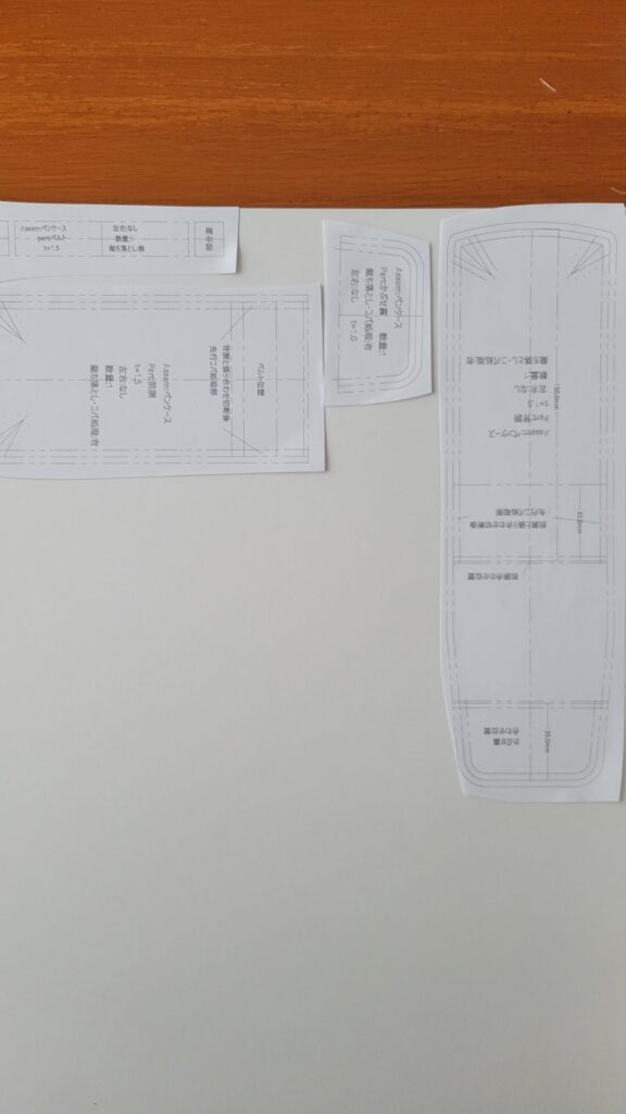 レザークラフトの型紙を厚紙に接着した様子