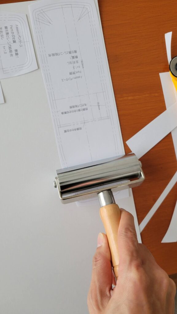 型紙貼り付け後の圧着処理