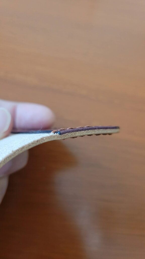 張り合わされた革同士が綺麗に切断され段差のないコバの画像