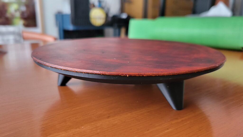 3Dプリンターで作成したソロストーブ用の3本足の台の天板に円形のレザーを張り付けた(詳細)