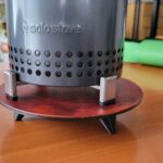 3Dプリンターで作成したソロストーブ用の3本足の台に実際に焚き火台を乗せた使用イメージ
