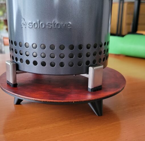 3Dプリンターで作成したソロストーブ用の3本足の台に実際に焚き火台を乗せた使用イメージ