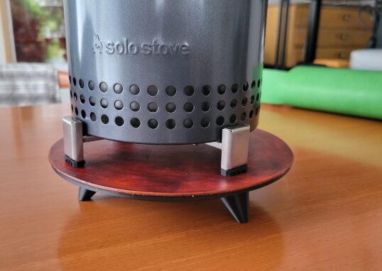 3Dプリンターで作成したソロストーブ用の3本足の台に実際に焚き火台を乗せた使用イメージ