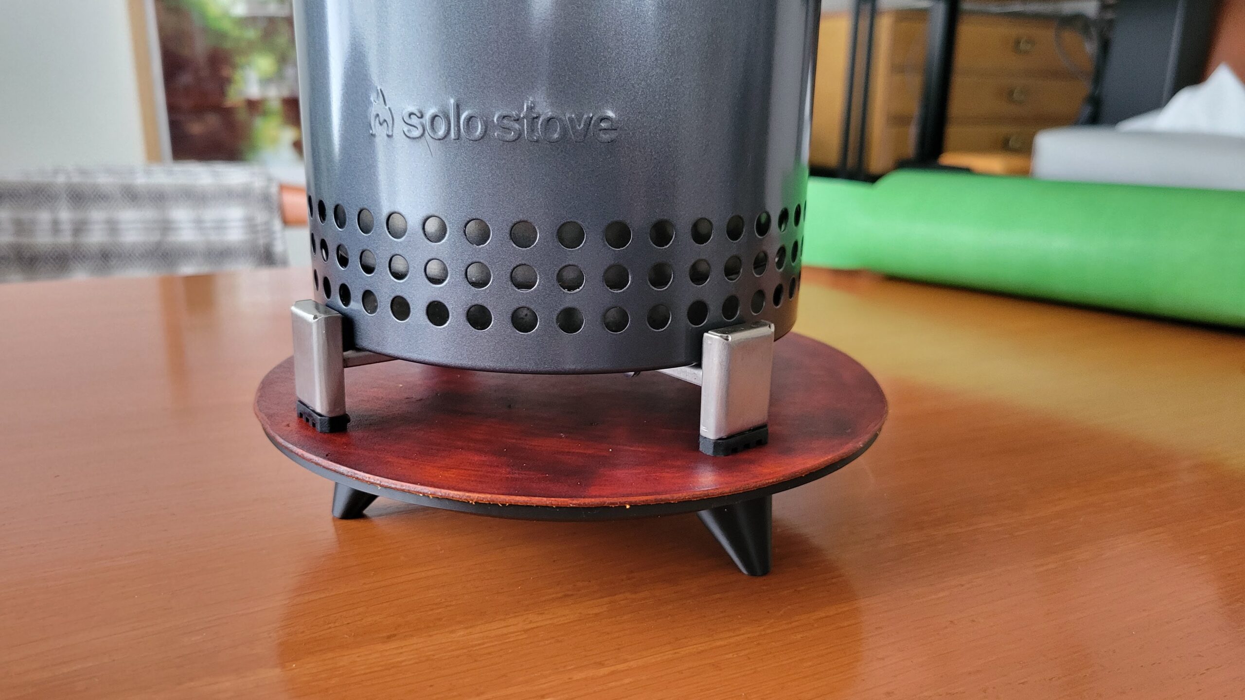 3Dプリンターで作成したソロストーブ用の3本足の台に実際に焚き火台を乗せた使用イメージ